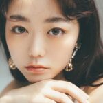 Minami Minegishi Instagram - セルフメイクの紹介はもちろんのこと、今までにやったことのない雰囲気のメイクを施してもらったページも！天才ヘアメイクのれいちゃん（ @rei_fukuoka ）に旬のメイク学びました。この写真は大人のラメメイク、可愛かったです。 #峯岸スタイルブック #短所ネガティブ長所ネガティブ #ネガネガ