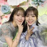 Minami Minegishi Instagram - ゆきりん卒業コンサート思い出...🌸 約3年前（もうそんなに経った...？）私がAKB48を卒業するときには1番そばで支えてくれたゆきりん。今回、その時と同じ会場で一緒にステージに立たせてもらうことができて嬉しかったです。同期や近い期のメンバーがいない中で寂しさや心細さを感じる時もあったと思うけどここまでAKB48を引っ張ってくれたこと、本当に尊敬しています。私自身、歳を重ねて後輩が増えるとだんだんと照れが出てアイドルを全うすることを難しいと感じることがあったのですが、ゆきりんはこの17年間ずーーーーっと最強のアイドルでした！最後の劇場公演まで、そしてその後もきっとアイドルなんだろうなぁ。。またいつか2人で乾杯しようね！🤫🍻