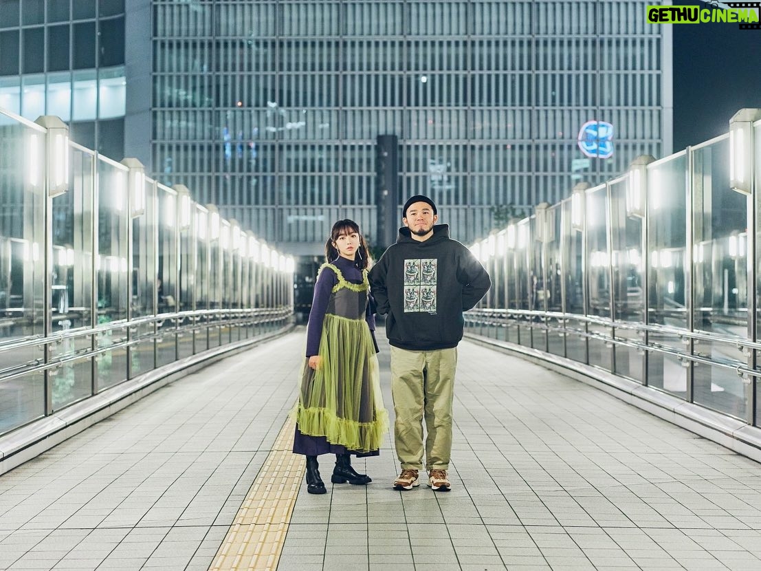 Minami Minegishi Instagram - 私が編集長を務めるWebサイトJINS PARKでMOROHAのアフロさんと対談させていただきました。 めちゃくちゃ美人な友達が酔うと歌ってくれる、やたらメッセージ性の強い楽曲に惹かれMOROHAを聴くようになり、西麻布で謎の出会いを果たし、それからは個人的に会うことはなくともライブに行き合う、どこか戦友のエッセンスを含む仲になりました。 久しぶりにお会いしたアフロさんは柔らかくて強くて自己ベスト更新しまくってました🔥 前向きになれる対談になっています。ぜひ。