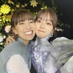 Minami Minegishi Instagram - ゆきりん卒業コンサート思い出...🌸 約3年前（もうそんなに経った...？）私がAKB48を卒業するときには1番そばで支えてくれたゆきりん。今回、その時と同じ会場で一緒にステージに立たせてもらうことができて嬉しかったです。同期や近い期のメンバーがいない中で寂しさや心細さを感じる時もあったと思うけどここまでAKB48を引っ張ってくれたこと、本当に尊敬しています。私自身、歳を重ねて後輩が増えるとだんだんと照れが出てアイドルを全うすることを難しいと感じることがあったのですが、ゆきりんはこの17年間ずーーーーっと最強のアイドルでした！最後の劇場公演まで、そしてその後もきっとアイドルなんだろうなぁ。。またいつか2人で乾杯しようね！🤫🍻