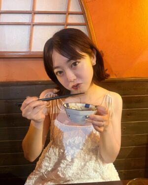 Minami Minegishi Instagram - .
①日没の時間までぜんざいでチル
②宮古島まもるくんのてつやくん
③島の駅のマンゴー美味しすぎ
④マンゴー
⑤イカスミが飛んでセクシーボクロに
⑥ゆし豆腐そばわーい
⑦ゆし豆腐そば
⑧外ハネじゃないボブはこんな感じ

この旅行の為に買った麦わら帽子、正解だった〜👒