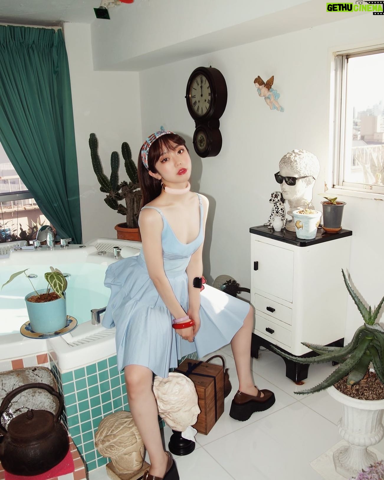 Minami Minegishi Instagram - ばびに初めて写真撮ってもらいました。 メイクもスタイリングも全部自分でやっちゃう多才なばびちゃん。 絵描きだからメイクも顔に絵描いてるみたいに迷いなくするの。楽しかったありがとッッ