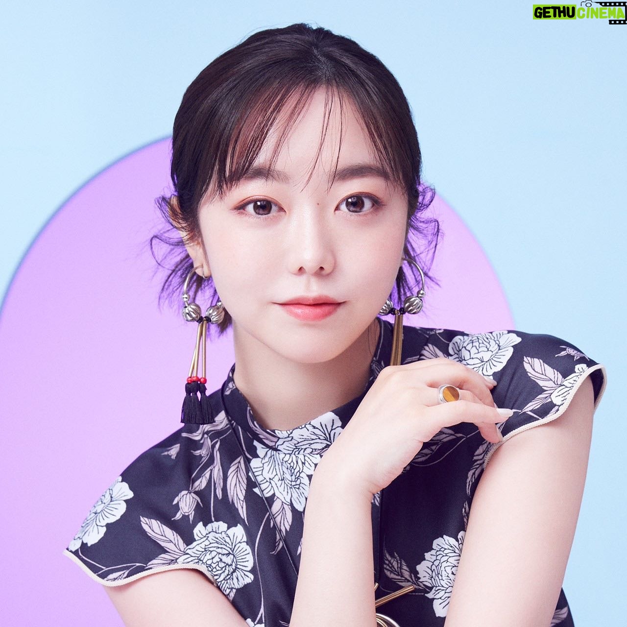 Minami Minegishi Instagram - #楽天ラグジュアリービューティ さんでTEA PARTYをテーマに普段とは違うメイクに挑戦しました🫖👏👏私は中華風の大人っぽいメイクをしてもらったのですが、新鮮でとても可愛かったです🐼💄お気に入りのアイテムにも出会えたのでぜひインタビュー記事もチェックして見てください! #pr