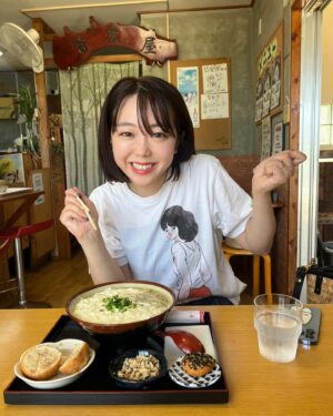 Minami Minegishi Instagram - .
①日没の時間までぜんざいでチル
②宮古島まもるくんのてつやくん
③島の駅のマンゴー美味しすぎ
④マンゴー
⑤イカスミが飛んでセクシーボクロに
⑥ゆし豆腐そばわーい
⑦ゆし豆腐そば
⑧外ハネじゃないボブはこんな感じ

この旅行の為に買った麦わら帽子、正解だった〜👒