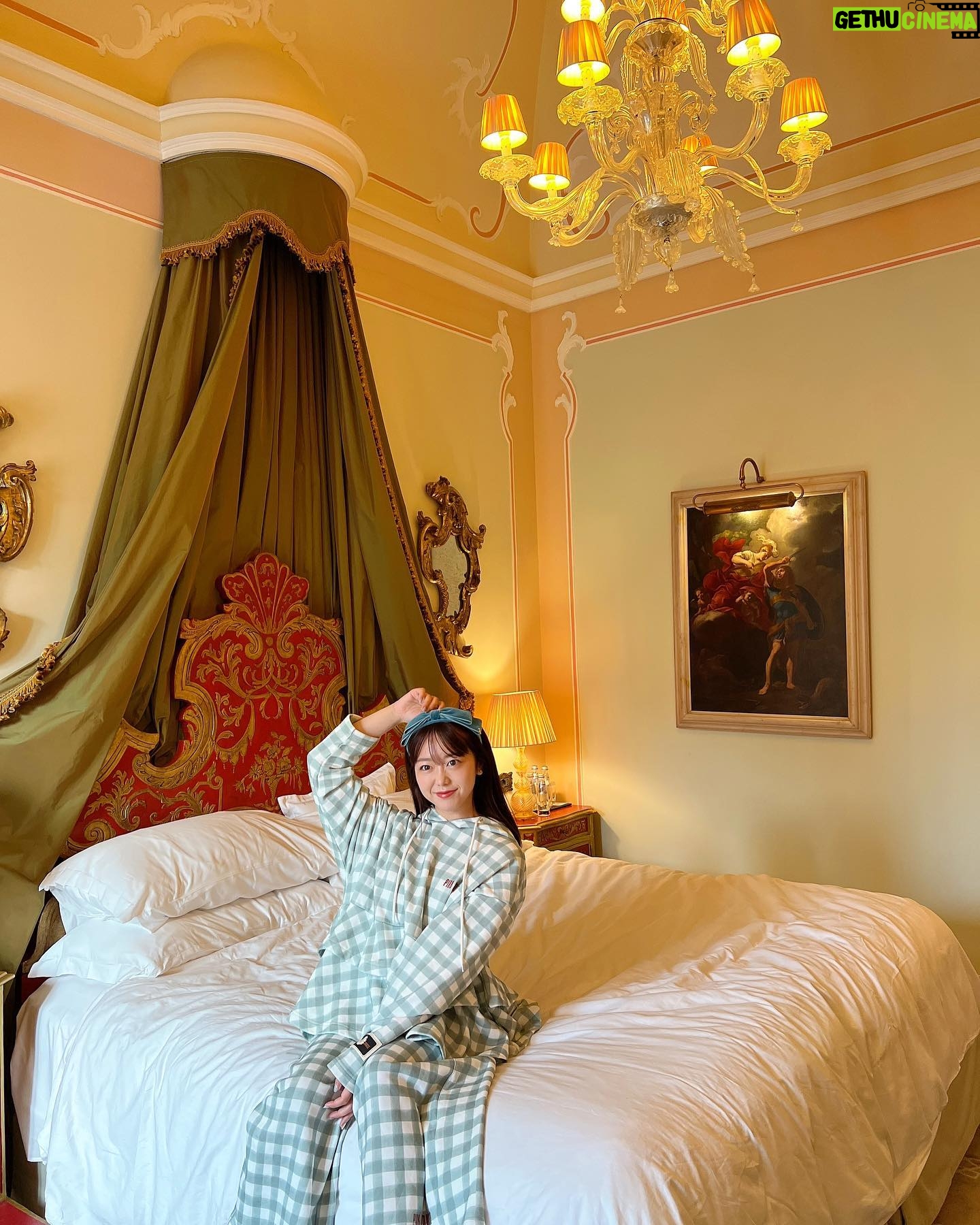 Minami Minegishi Instagram - 街の景色もさることながら、ホテルのお部屋が一番可愛くて大好きだったヴェネツィア。 こんなお家に住みたいな〜🌙