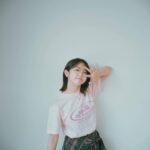 Minami Minegishi Instagram - 今月の25日にせまるノースリーブスのライブTシャツ（Sサイズ）着てみました。とある雑誌の撮影の合間にマネージャーさんに撮ってもらおうと思っていたら、カメラマンの川﨑一貴さん（ @ke___ke______ ）が撮影してくれたんです📸えも良い。本当にありがとうございました。 マネージャーさんが撮ってくれた水色バージョンも載せておきます🫢