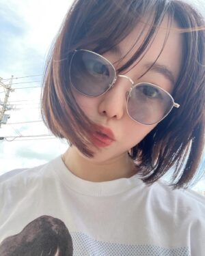 Minami Minegishi Instagram - .
①日没の時間までぜんざいでチル
②宮古島まもるくんのてつやくん
③島の駅のマンゴー美味しすぎ
④マンゴー
⑤イカスミが飛んでセクシーボクロに
⑥ゆし豆腐そばわーい
⑦ゆし豆腐そば
⑧外ハネじゃないボブはこんな感じ

この旅行の為に買った麦わら帽子、正解だった〜👒