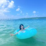 Minami Minegishi Instagram - 基本浮き輪は必須です🛟