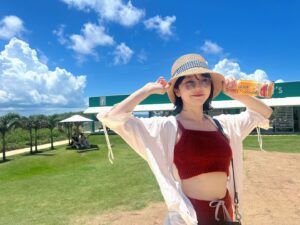 Minami Minegishi Instagram - 1日目のランチ、ガーリックシュリンプは「どうせ宮古島で汗かくんだから、こんぐらい塩分摂っときな！」と言わんばかりの味の濃さでとっても美味しかったなぁ🍤

そういえば髪切りました！どうですか？