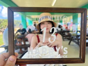 Minami Minegishi Instagram - 1日目のランチ、ガーリックシュリンプは「どうせ宮古島で汗かくんだから、こんぐらい塩分摂っときな！」と言わんばかりの味の濃さでとっても美味しかったなぁ🍤

そういえば髪切りました！どうですか？