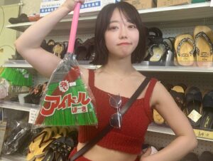 Minami Minegishi Instagram - 1日目のランチ、ガーリックシュリンプは「どうせ宮古島で汗かくんだから、こんぐらい塩分摂っときな！」と言わんばかりの味の濃さでとっても美味しかったなぁ🍤

そういえば髪切りました！どうですか？