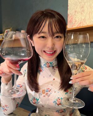 Minami Minegishi Instagram - 眠れないのでこんな時間に更新🌕
新婚旅行投稿みんな飽きてないですか？沢山撮った写真がもったいないので、しばらくお付き合いください🍷💦