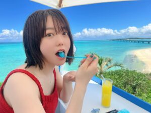 Minami Minegishi Instagram - 1日目のランチ、ガーリックシュリンプは「どうせ宮古島で汗かくんだから、こんぐらい塩分摂っときな！」と言わんばかりの味の濃さでとっても美味しかったなぁ🍤

そういえば髪切りました！どうですか？