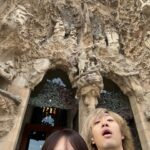 Minami Minegishi Instagram - サグラダファミリア🥘🇪🇸 お恥ずかしながら生まれてこの方、サ〝ク〟ラダファミリアだと思っていたぐらいに予備知識なしで突撃いたしましたが、街の中にこんなに突然こんなにすごい建物が⁉︎⁉︎と興奮しました。外から見る迫力はもちろん、中のステンドグラスが幻想的でとっても素敵でした。雰囲気重視でオーディオガイドとかあんまりいらない派の私と、どうせ来たならちゃんと説明聞きたい派のてっちゃん。結局ガイドを聴きながら回ったのですが、見ている物の解像度が少しでも上がるのでやっぱりつけて良かったなと思いました（笑）