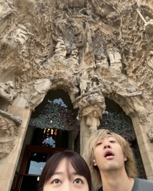 Minami Minegishi Instagram - サグラダファミリア🥘🇪🇸
お恥ずかしながら生まれてこの方、サ〝ク〟ラダファミリアだと思っていたぐらいに予備知識なしで突撃いたしましたが、街の中にこんなに突然こんなにすごい建物が⁉︎⁉︎と興奮しました。外から見る迫力はもちろん、中のステンドグラスが幻想的でとっても素敵でした。雰囲気重視でオーディオガイドとかあんまりいらない派の私と、どうせ来たならちゃんと説明聞きたい派のてっちゃん。結局ガイドを聴きながら回ったのですが、見ている物の解像度が少しでも上がるのでやっぱりつけて良かったなと思いました（笑）
