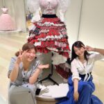 Minami Minegishi Instagram - 「AKB48 大衣装展～オサレカンパニーの世界～」に行ってきました！ AKB48の歴史を彩る膨大な衣装の中から選りすぐりのかわい子ちゃん達を眺めているだけで、色々なことを思い出して胸がきゅううっとなりました。もうやめてしまいたいとくじけそうになった時も「可愛い衣装を着られなくなっちゃうのは嫌だなぁ...」と踏ん張れたし、沢山のアイドルが集まる番組やイベントで歌にもダンスにも自信が持てなくて後ろ向きになりそうな時も「パフォーマンスでは負けちゃうかもしれないけど衣装は一番可愛いよね！」と自分たちを励ましていました（笑）（ダメだろ）（パフォーマンスも頑張れ） そしてなんと言っても私だけの為に作られた赤チェックの卒業ドレス。 当初「上からマリコ」のカラフルなチェックが合わさった衣装がすごく好きで、卒業ドレスもそういうイメージがいいと伝えたのですが、しのぶさんが提案してくれたドレスがあまりにも赤チェックでめちゃくちゃ恐れ多かったのを覚えています...私がこのドレスを背負って卒業するべきではないような後ろめたさがずっとあったけど、オサレカンパニーさんが背中を押してくれて最高に思い出に残る卒業となりました。デビューから卒業まで、スタイリストチームにも衣装にもいっぱい助けてもらいました。本当にありがとう。 しかし2年前の私仕上がってるなぁ。外見も中身も、いつだってこのドレスを着れるぐらいの自分でありたいと身が引き締まります。しのぶさんにも、オサレさんにも、このドレスにも、恥じない私でいられるように努力します。 8月8日まで大丸東京でやっているので、ぜひ見に行ってみてね。