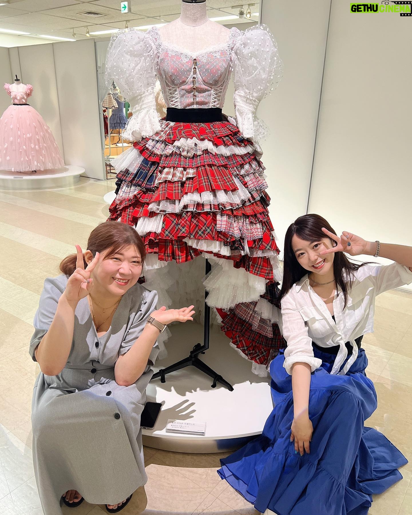 Minami Minegishi Instagram - 「AKB48 大衣装展~オサレカンパニーの世界~」に行ってきました! AKB48の歴史を彩る膨大な衣装の中から選りすぐりのかわい子ちゃん達を眺めているだけで、色々なことを思い出して胸がきゅううっとなりました。もうやめてしまいたいとくじけそうになった時も「可愛い衣装を着られなくなっちゃうのは嫌だなぁ...」と踏ん張れたし、沢山のアイドルが集まる番組やイベントで歌にもダンスにも自信が持てなくて後ろ向きになりそうな時も「パフォーマンスでは負けちゃうかもしれないけど衣装は一番可愛いよね!」と自分たちを励ましていました(笑)(ダメだろ)(パフォーマンスも頑張れ) そしてなんと言っても私だけの為に作られた赤チェックの卒業ドレス。 当初「上からマリコ」のカラフルなチェックが合わさった衣装がすごく好きで、卒業ドレスもそういうイメージがいいと伝えたのですが、しのぶさんが提案してくれたドレスがあまりにも赤チェックでめちゃくちゃ恐れ多かったのを覚えています...私がこのドレスを背負って卒業するべきではないような後ろめたさがずっとあったけど、オサレカンパニーさんが背中を押してくれて最高に思い出に残る卒業となりました。デビューから卒業まで、スタイリストチームにも衣装にもいっぱい助けてもらいました。本当にありがとう。 しかし2年前の私仕上がってるなぁ。外見も中身も、いつだってこのドレスを着れるぐらいの自分でありたいと身が引き締まります。しのぶさんにも、オサレさんにも、このドレスにも、恥じない私でいられるように努力します。 8月8日まで大丸東京でやっているので、ぜひ見に行ってみてね。