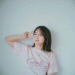 Minami Minegishi Instagram - 今月の25日にせまるノースリーブスのライブTシャツ（Sサイズ）着てみました。とある雑誌の撮影の合間にマネージャーさんに撮ってもらおうと思っていたら、カメラマンの川﨑一貴さん（ @ke___ke______ ）が撮影してくれたんです📸えも良い。本当にありがとうございました。 マネージャーさんが撮ってくれた水色バージョンも載せておきます🫢
