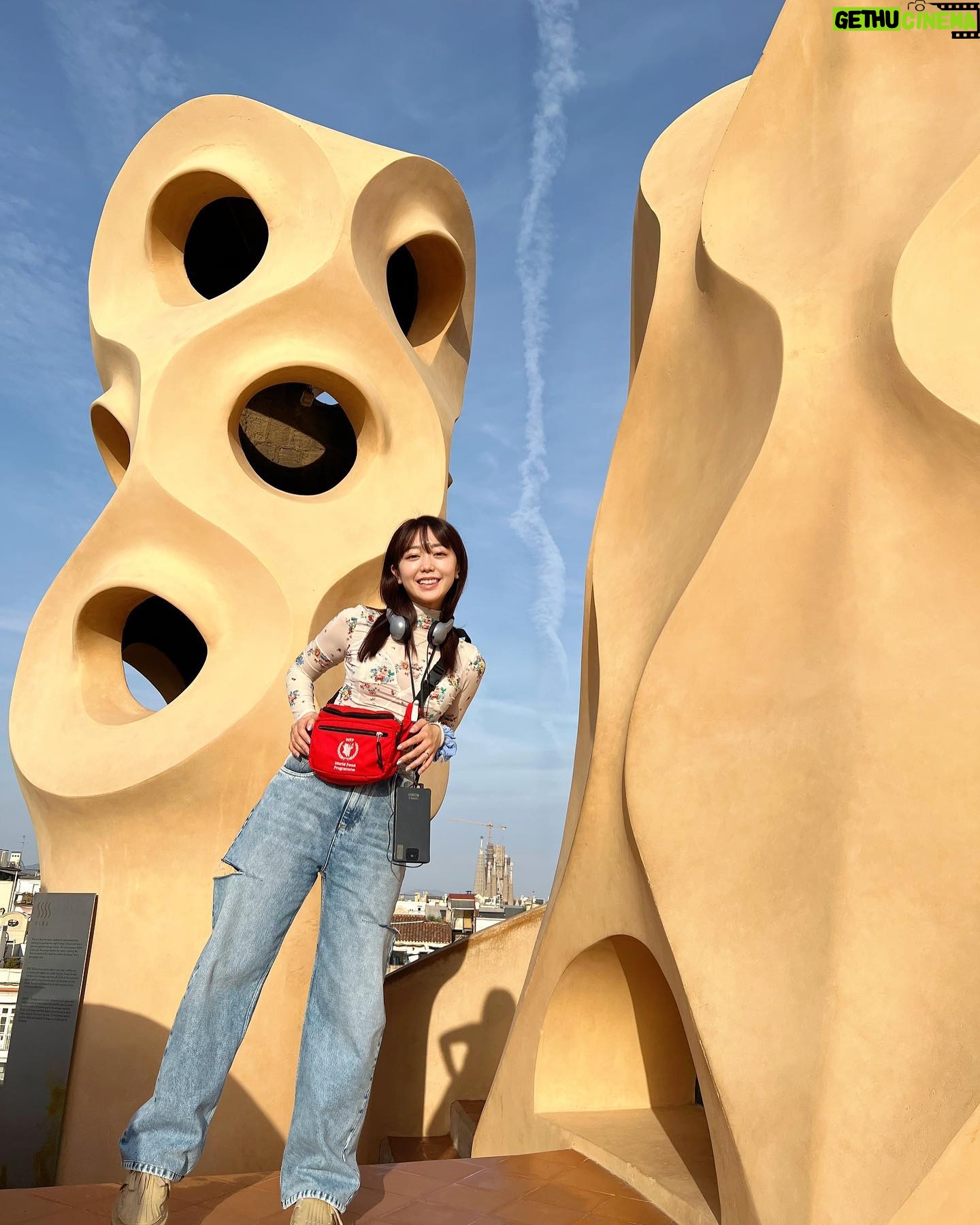 Minami Minegishi Instagram - 屋上に出た時のなんとも言えない不思議な空間が特に好きだったカサ・ミラ。 グエル公園→サグラダファミリア→カサ・ミラの流れで完全にガウディの虜になった私達は、ガウディが大切にしているという「調和」という言葉にしばらくハマりました。