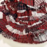 Minami Minegishi Instagram - 「AKB48 大衣装展～オサレカンパニーの世界～」に行ってきました！ AKB48の歴史を彩る膨大な衣装の中から選りすぐりのかわい子ちゃん達を眺めているだけで、色々なことを思い出して胸がきゅううっとなりました。もうやめてしまいたいとくじけそうになった時も「可愛い衣装を着られなくなっちゃうのは嫌だなぁ...」と踏ん張れたし、沢山のアイドルが集まる番組やイベントで歌にもダンスにも自信が持てなくて後ろ向きになりそうな時も「パフォーマンスでは負けちゃうかもしれないけど衣装は一番可愛いよね！」と自分たちを励ましていました（笑）（ダメだろ）（パフォーマンスも頑張れ） そしてなんと言っても私だけの為に作られた赤チェックの卒業ドレス。 当初「上からマリコ」のカラフルなチェックが合わさった衣装がすごく好きで、卒業ドレスもそういうイメージがいいと伝えたのですが、しのぶさんが提案してくれたドレスがあまりにも赤チェックでめちゃくちゃ恐れ多かったのを覚えています...私がこのドレスを背負って卒業するべきではないような後ろめたさがずっとあったけど、オサレカンパニーさんが背中を押してくれて最高に思い出に残る卒業となりました。デビューから卒業まで、スタイリストチームにも衣装にもいっぱい助けてもらいました。本当にありがとう。 しかし2年前の私仕上がってるなぁ。外見も中身も、いつだってこのドレスを着れるぐらいの自分でありたいと身が引き締まります。しのぶさんにも、オサレさんにも、このドレスにも、恥じない私でいられるように努力します。 8月8日まで大丸東京でやっているので、ぜひ見に行ってみてね。