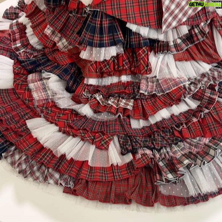 Minami Minegishi Instagram - 「AKB48 大衣装展~オサレカンパニーの世界~」に行ってきました! AKB48の歴史を彩る膨大な衣装の中から選りすぐりのかわい子ちゃん達を眺めているだけで、色々なことを思い出して胸がきゅううっとなりました。もうやめてしまいたいとくじけそうになった時も「可愛い衣装を着られなくなっちゃうのは嫌だなぁ...」と踏ん張れたし、沢山のアイドルが集まる番組やイベントで歌にもダンスにも自信が持てなくて後ろ向きになりそうな時も「パフォーマンスでは負けちゃうかもしれないけど衣装は一番可愛いよね!」と自分たちを励ましていました(笑)(ダメだろ)(パフォーマンスも頑張れ) そしてなんと言っても私だけの為に作られた赤チェックの卒業ドレス。 当初「上からマリコ」のカラフルなチェックが合わさった衣装がすごく好きで、卒業ドレスもそういうイメージがいいと伝えたのですが、しのぶさんが提案してくれたドレスがあまりにも赤チェックでめちゃくちゃ恐れ多かったのを覚えています...私がこのドレスを背負って卒業するべきではないような後ろめたさがずっとあったけど、オサレカンパニーさんが背中を押してくれて最高に思い出に残る卒業となりました。デビューから卒業まで、スタイリストチームにも衣装にもいっぱい助けてもらいました。本当にありがとう。 しかし2年前の私仕上がってるなぁ。外見も中身も、いつだってこのドレスを着れるぐらいの自分でありたいと身が引き締まります。しのぶさんにも、オサレさんにも、このドレスにも、恥じない私でいられるように努力します。 8月8日まで大丸東京でやっているので、ぜひ見に行ってみてね。