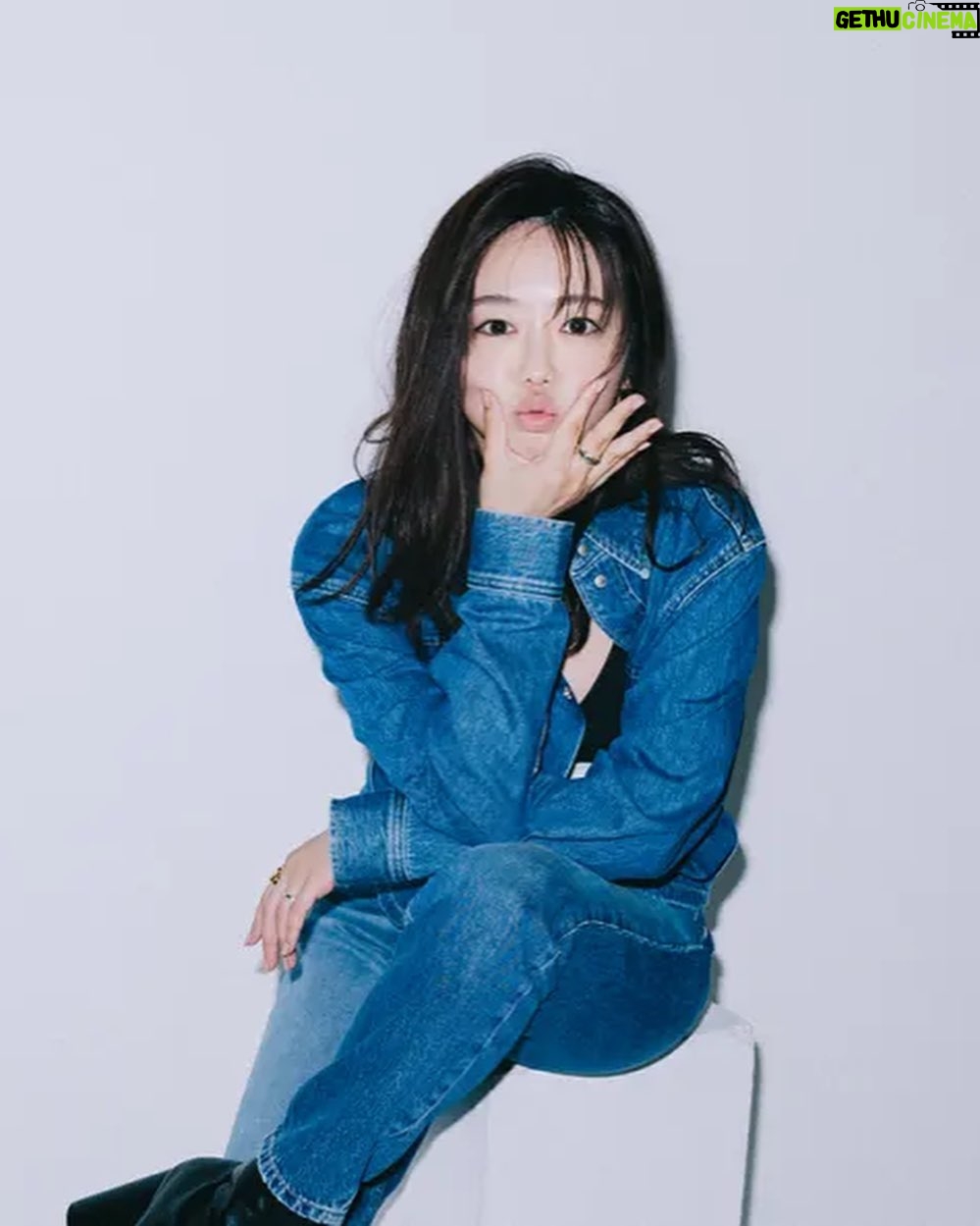 Minami Minegishi Instagram - VOCEさんのウェブサイトにて、ネガティブな性格と、それへの向き合い方などについてお話させてもらいました!ヘアメイクもスタイリングも新鮮な撮影で、とても素敵な仕上がりになっているので記事と写真合わせてチェックしてください〜〜📸 ストーリーズからリンクに飛べます☝️