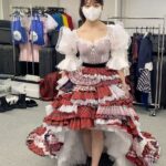 Minami Minegishi Instagram - 「AKB48 大衣装展～オサレカンパニーの世界～」に行ってきました！ AKB48の歴史を彩る膨大な衣装の中から選りすぐりのかわい子ちゃん達を眺めているだけで、色々なことを思い出して胸がきゅううっとなりました。もうやめてしまいたいとくじけそうになった時も「可愛い衣装を着られなくなっちゃうのは嫌だなぁ...」と踏ん張れたし、沢山のアイドルが集まる番組やイベントで歌にもダンスにも自信が持てなくて後ろ向きになりそうな時も「パフォーマンスでは負けちゃうかもしれないけど衣装は一番可愛いよね！」と自分たちを励ましていました（笑）（ダメだろ）（パフォーマンスも頑張れ） そしてなんと言っても私だけの為に作られた赤チェックの卒業ドレス。 当初「上からマリコ」のカラフルなチェックが合わさった衣装がすごく好きで、卒業ドレスもそういうイメージがいいと伝えたのですが、しのぶさんが提案してくれたドレスがあまりにも赤チェックでめちゃくちゃ恐れ多かったのを覚えています...私がこのドレスを背負って卒業するべきではないような後ろめたさがずっとあったけど、オサレカンパニーさんが背中を押してくれて最高に思い出に残る卒業となりました。デビューから卒業まで、スタイリストチームにも衣装にもいっぱい助けてもらいました。本当にありがとう。 しかし2年前の私仕上がってるなぁ。外見も中身も、いつだってこのドレスを着れるぐらいの自分でありたいと身が引き締まります。しのぶさんにも、オサレさんにも、このドレスにも、恥じない私でいられるように努力します。 8月8日まで大丸東京でやっているので、ぜひ見に行ってみてね。