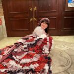 Minami Minegishi Instagram - 「AKB48 大衣装展～オサレカンパニーの世界～」に行ってきました！ AKB48の歴史を彩る膨大な衣装の中から選りすぐりのかわい子ちゃん達を眺めているだけで、色々なことを思い出して胸がきゅううっとなりました。もうやめてしまいたいとくじけそうになった時も「可愛い衣装を着られなくなっちゃうのは嫌だなぁ...」と踏ん張れたし、沢山のアイドルが集まる番組やイベントで歌にもダンスにも自信が持てなくて後ろ向きになりそうな時も「パフォーマンスでは負けちゃうかもしれないけど衣装は一番可愛いよね！」と自分たちを励ましていました（笑）（ダメだろ）（パフォーマンスも頑張れ） そしてなんと言っても私だけの為に作られた赤チェックの卒業ドレス。 当初「上からマリコ」のカラフルなチェックが合わさった衣装がすごく好きで、卒業ドレスもそういうイメージがいいと伝えたのですが、しのぶさんが提案してくれたドレスがあまりにも赤チェックでめちゃくちゃ恐れ多かったのを覚えています...私がこのドレスを背負って卒業するべきではないような後ろめたさがずっとあったけど、オサレカンパニーさんが背中を押してくれて最高に思い出に残る卒業となりました。デビューから卒業まで、スタイリストチームにも衣装にもいっぱい助けてもらいました。本当にありがとう。 しかし2年前の私仕上がってるなぁ。外見も中身も、いつだってこのドレスを着れるぐらいの自分でありたいと身が引き締まります。しのぶさんにも、オサレさんにも、このドレスにも、恥じない私でいられるように努力します。 8月8日まで大丸東京でやっているので、ぜひ見に行ってみてね。