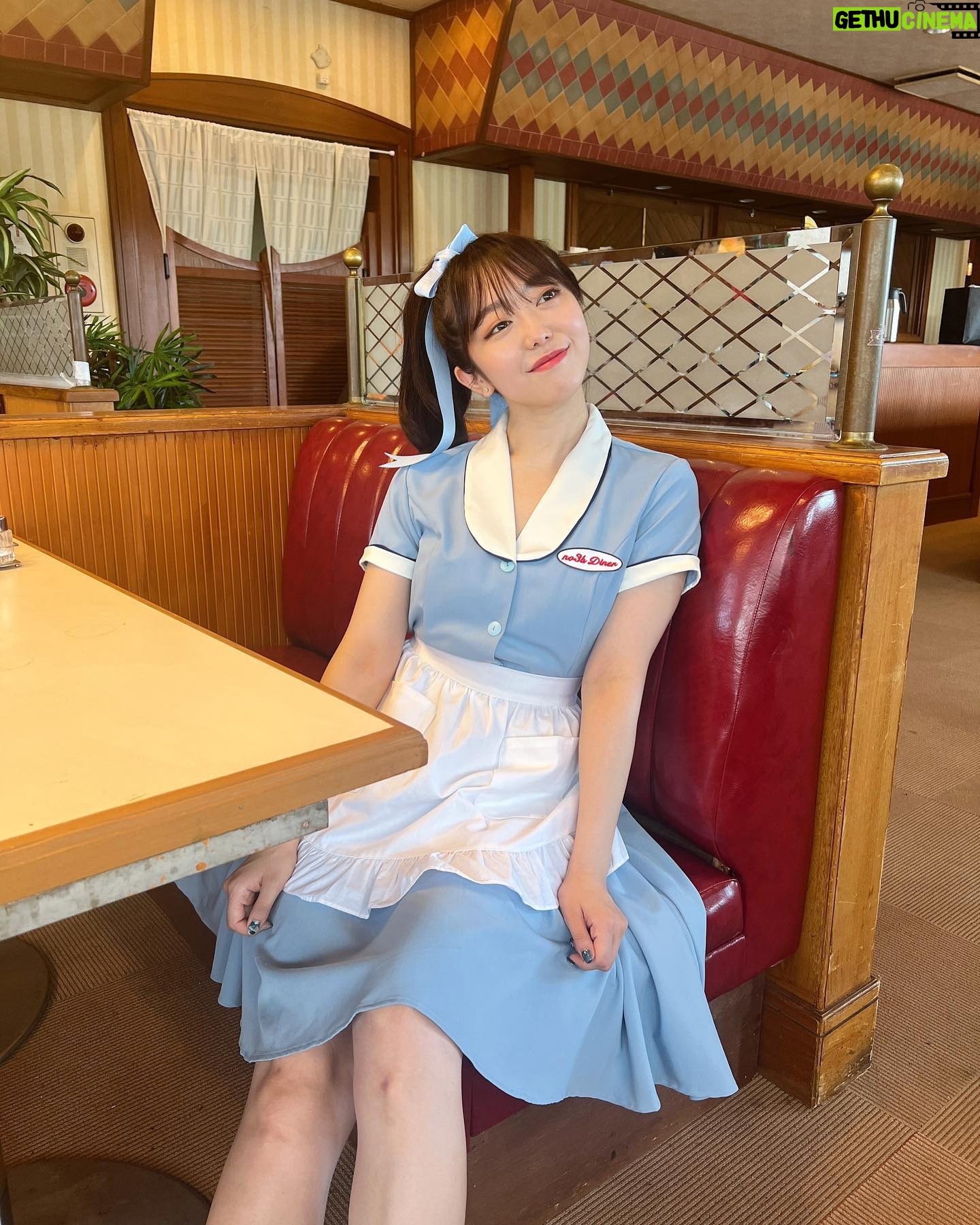 Minami Minegishi Instagram - 好評だったノースリーブスのダイナー風コンセプト🍽️ こう見るとロングも捨てがたい、、皆さんはどっち派ですか?