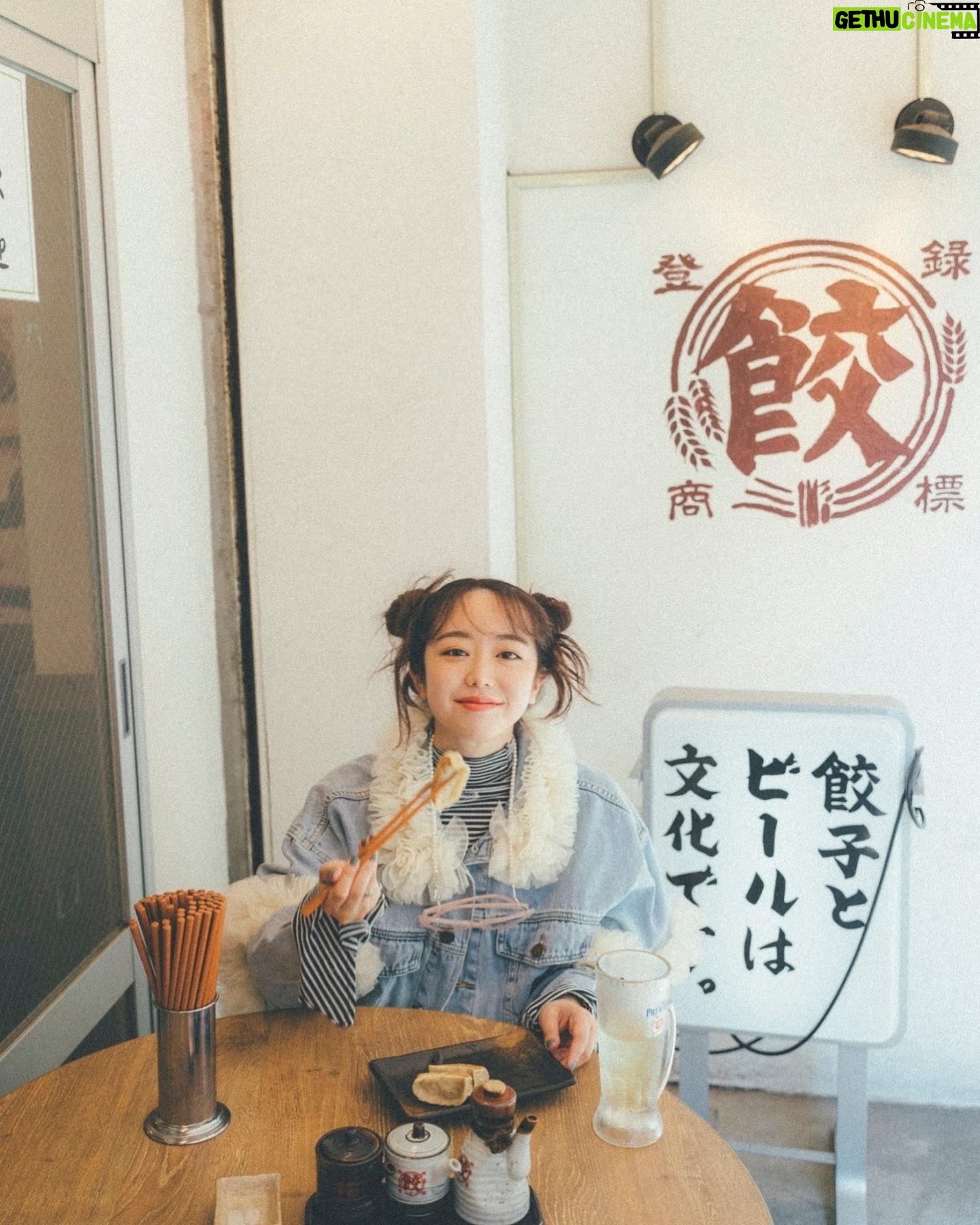 Minami Minegishi Instagram - スタイルブックには私の好きなものをお洒落な写真と共に紹介するページも。外せないのはやっぱり餃子🥟ビールが得意じゃない私はハイボールで!