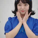 Minami Minegishi Instagram - アースさんの新CMはもう見ていただけましたか？たかみなとのレトロな双子コーデがとても新鮮でした。この衣装に合わせてまつ毛ばっちりのお人形みたいな可愛いメイクをしてくださったのは @osakana_yuki さん💄さすがの仕上がり！ありがとうございました♡ #アース製薬　#ゴキッシュ