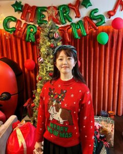 Minami Minegishi Instagram - あと5分でクリスマスが終わっちゃう...大人数でわいわいパーティーできて楽しかったな〜🎄 プレゼント交換ではセクシー大根抱き枕があたったよ🤍🤍？ イベントごとは本気出せば出すほど楽しいね🔥