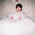 Minami Minegishi Instagram - スタイルブック発売〜宣伝活動にあたってさまざまな角度からの数々の惚気とも取れる発言、大変失礼致しました（笑） 色々なところで話題にしていただき、想像以上に本に対する反響もいただき、私もこの本に関わってくださったスタッフの皆さんも大変喜んでいます。本当にありがとうございます。 そろそろ自重しようとは思っているんですが、インスタはやっぱり横の3枚の雰囲気があっていたほうが素敵よね♡ってことで、最後にてつやカメラマンの写真を投稿させてください...📸 引き続き「短所ネガティブ 長所ネガティブ」よろしくお願いします。 ちなみに、パインで白飯いけません🍚