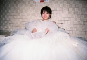 Minami Minegishi Instagram - スタイルブック発売〜宣伝活動にあたってさまざまな角度からの数々の惚気とも取れる発言、大変失礼致しました（笑）

色々なところで話題にしていただき、想像以上に本に対する反響もいただき、私もこの本に関わってくださったスタッフの皆さんも大変喜んでいます。本当にありがとうございます。

そろそろ自重しようとは思っているんですが、インスタはやっぱり横の3枚の雰囲気があっていたほうが素敵よね♡ってことで、最後にてつやカメラマンの写真を投稿させてください...📸
引き続き「短所ネガティブ 長所ネガティブ」よろしくお願いします。

ちなみに、パインで白飯いけません🍚