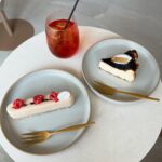 Minami Minegishi Instagram - 明日オープンのパティスリー『La Maison du R』に、ひと足お先にお邪魔してきました。 ショーケースに並ぶキラッキラのケーキ達はどれも魅力的だし、焼き菓子も全部美味しそうだった... ブロンドというケーキとバスクチーズケーキをいただきましたが本当に本当に美味しくて、特にブロンドは頭をぶん殴られるような衝撃があり、とてもオシャレなお店なのに大きな声を出してしまいました！！！！いつか全制覇したいなぁーーーー！！！！ 空間自体のセンスも抜群でりょうくんのこだわりが詰まってた👏オープンおめでとうございます㊗️