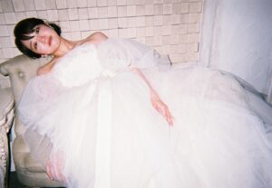 Minami Minegishi Instagram - スタイルブック発売〜宣伝活動にあたってさまざまな角度からの数々の惚気とも取れる発言、大変失礼致しました（笑）

色々なところで話題にしていただき、想像以上に本に対する反響もいただき、私もこの本に関わってくださったスタッフの皆さんも大変喜んでいます。本当にありがとうございます。

そろそろ自重しようとは思っているんですが、インスタはやっぱり横の3枚の雰囲気があっていたほうが素敵よね♡ってことで、最後にてつやカメラマンの写真を投稿させてください...📸
引き続き「短所ネガティブ 長所ネガティブ」よろしくお願いします。

ちなみに、パインで白飯いけません🍚