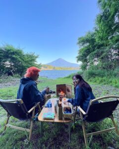 Minami Minegishi Instagram - 今週は「オールナイトフジコ」がお休みの為、土曜日の朝からガンガン動けるじゃんー！ということで、河口湖に行ってきました🗻 お部屋から富士山が綺麗に見える素敵なお宿、美味しいごはん。カヌー体験で自然のパワーもチャージして最高に癒されました♨️お天気にも恵まれてラッキーでした☺︎ 今年も残すところ約半分。 頑張っていこうと気が引き締まりましたとさ。