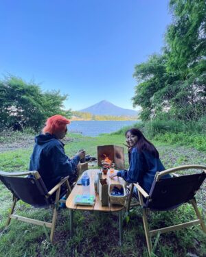 Minami Minegishi Instagram - 今週は「オールナイトフジコ」がお休みの為、土曜日の朝からガンガン動けるじゃんー！ということで、河口湖に行ってきました🗻

お部屋から富士山が綺麗に見える素敵なお宿、美味しいごはん。カヌー体験で自然のパワーもチャージして最高に癒されました♨️お天気にも恵まれてラッキーでした☺︎

今年も残すところ約半分。
頑張っていこうと気が引き締まりましたとさ。