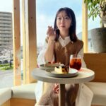 Minami Minegishi Instagram - 明日オープンのパティスリー『La Maison du R』に、ひと足お先にお邪魔してきました。 ショーケースに並ぶキラッキラのケーキ達はどれも魅力的だし、焼き菓子も全部美味しそうだった... ブロンドというケーキとバスクチーズケーキをいただきましたが本当に本当に美味しくて、特にブロンドは頭をぶん殴られるような衝撃があり、とてもオシャレなお店なのに大きな声を出してしまいました！！！！いつか全制覇したいなぁーーーー！！！！ 空間自体のセンスも抜群でりょうくんのこだわりが詰まってた👏オープンおめでとうございます㊗️