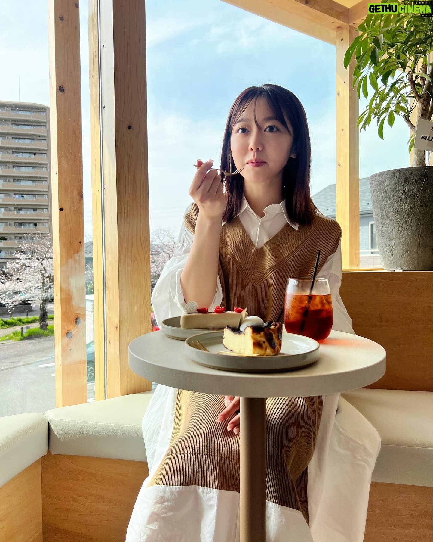 Minami Minegishi Instagram - 明日オープンのパティスリー『La Maison du R』に、ひと足お先にお邪魔してきました。 ショーケースに並ぶキラッキラのケーキ達はどれも魅力的だし、焼き菓子も全部美味しそうだった... ブロンドというケーキとバスクチーズケーキをいただきましたが本当に本当に美味しくて、特にブロンドは頭をぶん殴られるような衝撃があり、とてもオシャレなお店なのに大きな声を出してしまいました!!!!いつか全制覇したいなぁーーーー!!!! 空間自体のセンスも抜群でりょうくんのこだわりが詰まってた👏オープンおめでとうございます㊗️