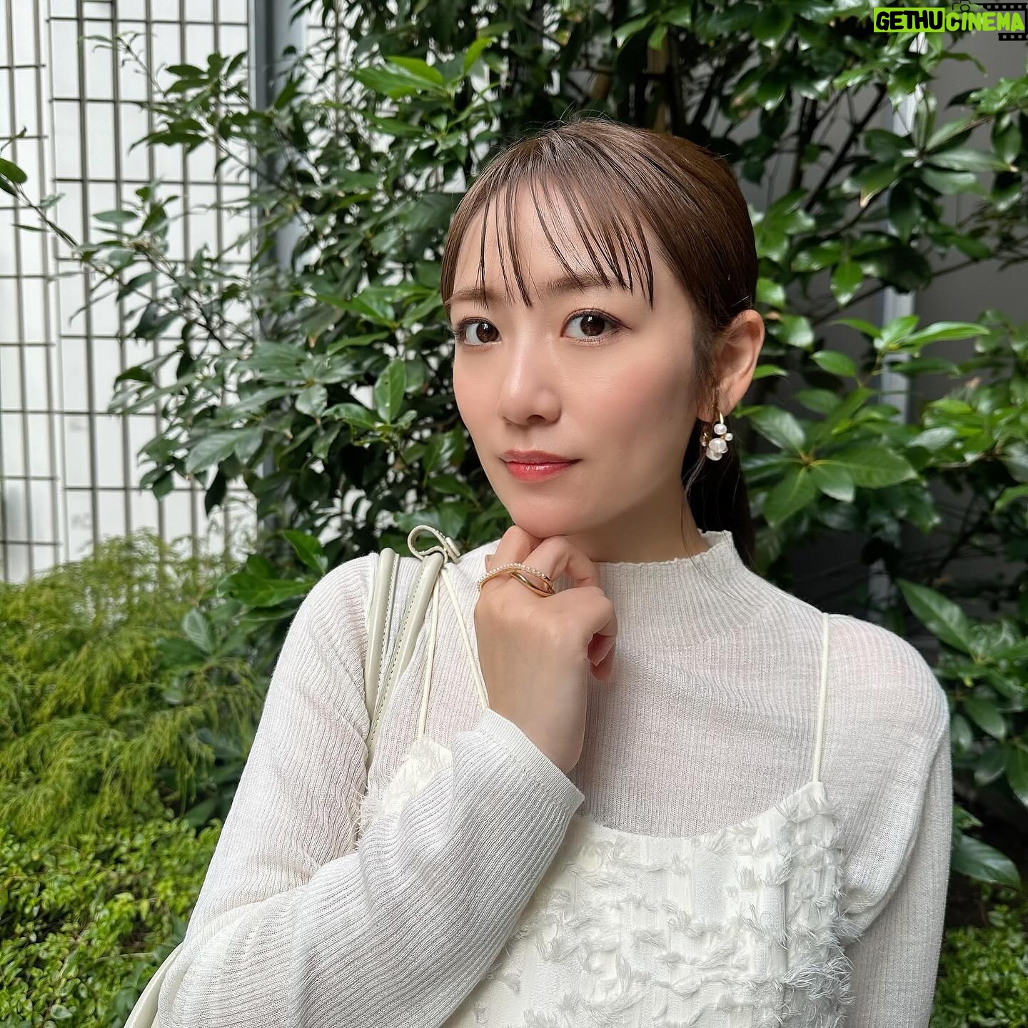 Minami Takahashi Instagram - 昨日は季節外れの暖かさだったのに、今日はまた一気に寒くなりましたね🥹 昨日はせっかくならと春物を着てみました🌸 アウター無しで余裕だったから足元もサンダル😂 今日からまた冬物を着こんで身体を守りたいと思います! 寒暖差凄いし花粉も凄いし注意することが沢山💦 皆さんも気をつけてお過ごして下さいねー! #私服 #tops #onepiece #sandal @elendeek #bag @osoi_official #earring #ring #accessory @stellarhollywood