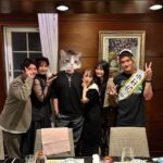 Minami Takahashi Instagram - 今回は結婚記念日の私達夫婦、 新婚ほやほやしーちゃんりょうくん夫婦♡ そして4月29日がお誕生日のひでさん、りえちゃん夫婦🎂✨ 3家族皆んなで鉄板焼きディナーしました✨🥺 とっても幸せな時間だったんだけど、凡ミスでひでさんの年齢を40だと思い込んで「本日40」って書いたタスキをお渡ししたら「みなみちゃんごめん41、、、」と言われたことww 本当にごめんなさいww 皆んな幸せ仲良しで最高☺️🤤✨ #結婚記念日 #結婚5周年 #新婚さん #happybirthday #anniversary #thankyou