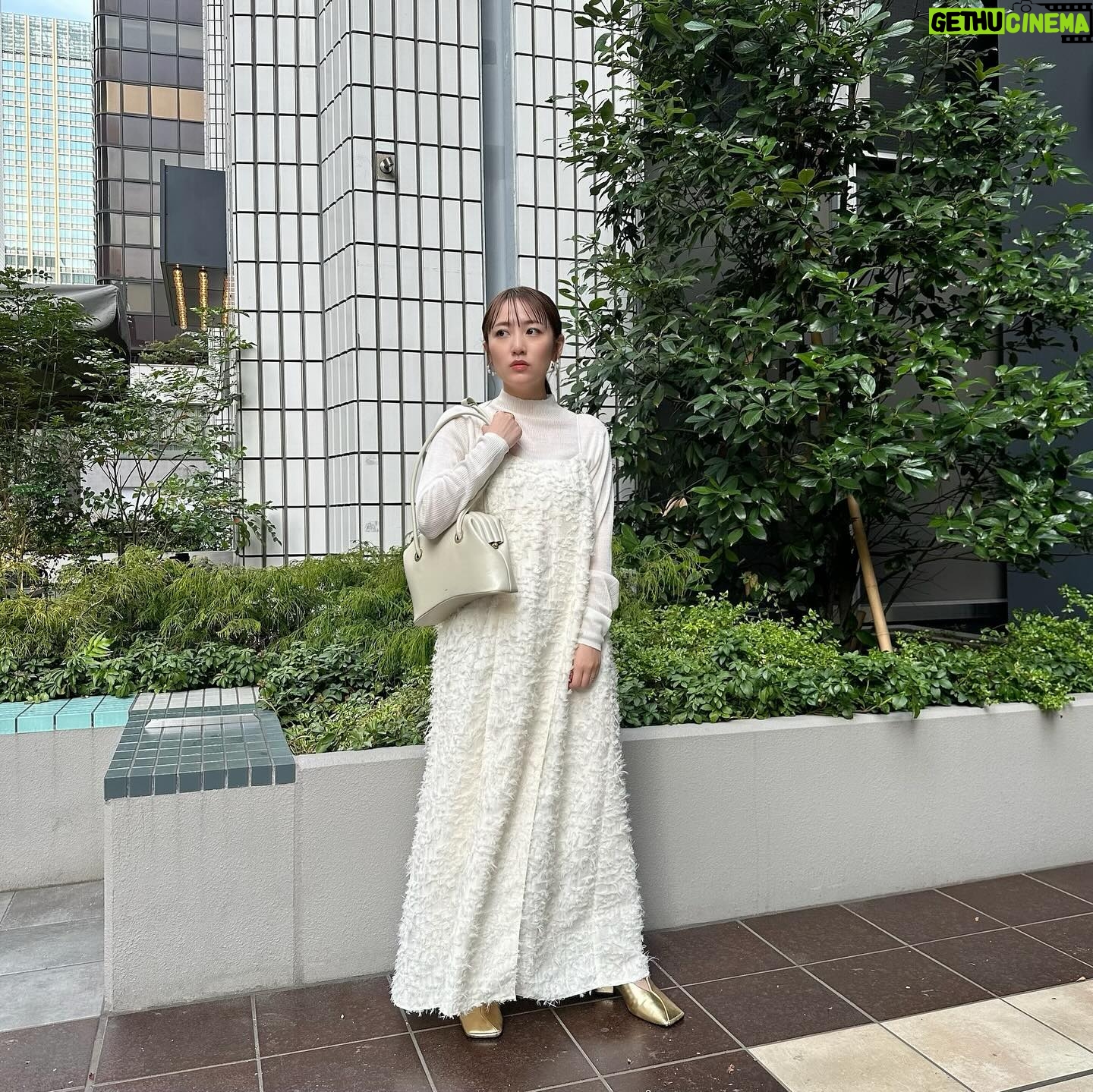 Minami Takahashi Instagram - 昨日は季節外れの暖かさだったのに、今日はまた一気に寒くなりましたね🥹 昨日はせっかくならと春物を着てみました🌸 アウター無しで余裕だったから足元もサンダル😂 今日からまた冬物を着こんで身体を守りたいと思います! 寒暖差凄いし花粉も凄いし注意することが沢山💦 皆さんも気をつけてお過ごして下さいねー! #私服 #tops #onepiece #sandal @elendeek #bag @osoi_official #earring #ring #accessory @stellarhollywood