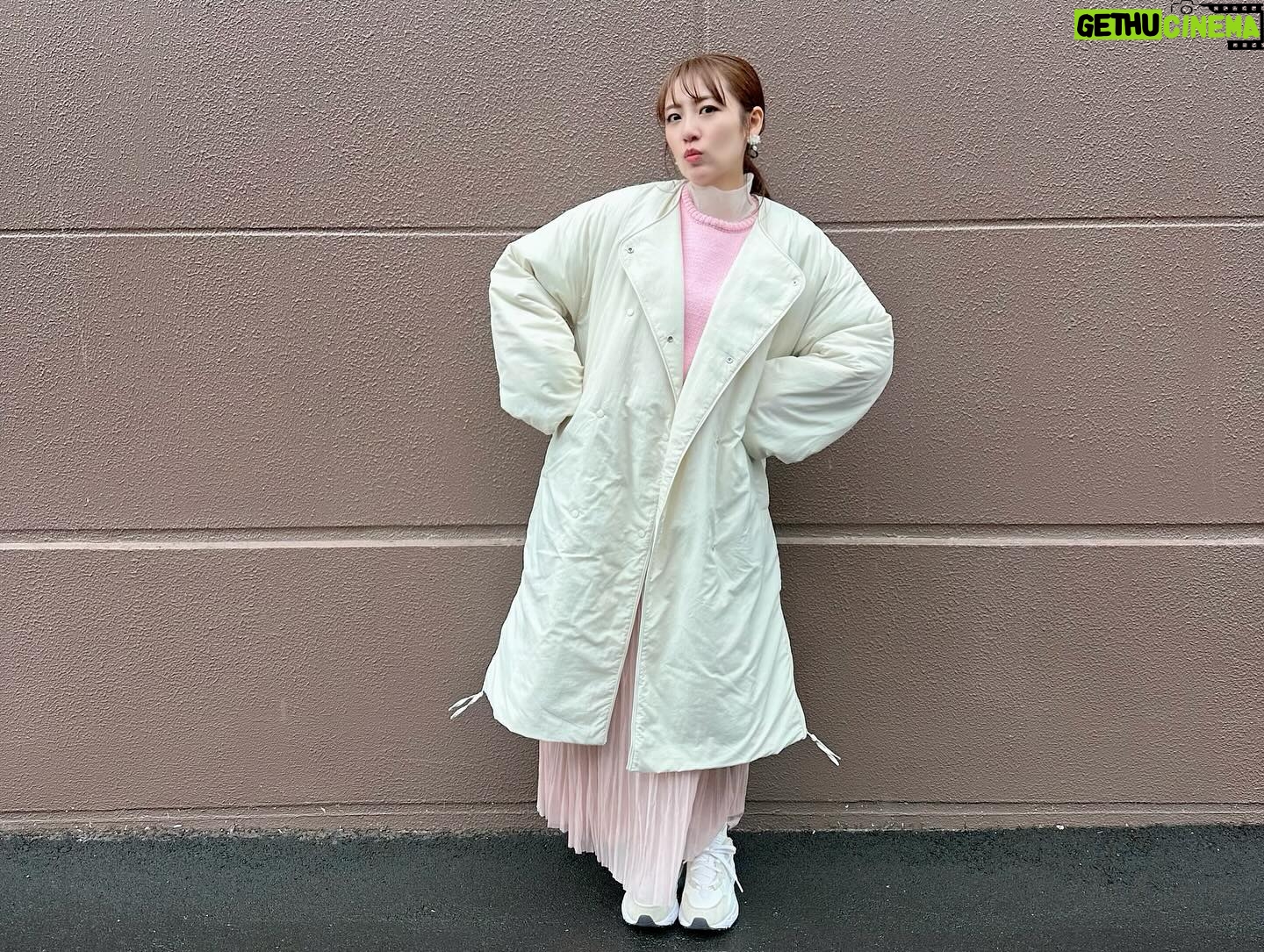 Minami Takahashi Instagram - テレビ東京 「最強大食い王決定戦2024」✨ MC務めさせていただきました☺️ 日本&世界の歴戦の大食いファイターが参戦! 予想できない展開の数々にとても興奮しました🥺!! 前回大会で悔しい思いをされた選手が今大会に向けてレベルアップしていたり、戦いながら強くなる選手、女王の意地、二連覇をかける王者。立ち塞がる海外の壁!! 本気で戦う人達のかっこよさたるや!! 素晴らしい戦いを選手の皆さんありがとうございました✨✨😭 そしてご協力いただきましたお店の皆さん、声援を送ってくださった皆さんありがとうございました🥹! 2枚目の写真はゲストのゆめぽてちゃんと♡ #大食い王決定戦2024 #大食い王 #テレビ東京 #tv 衣装👗 1日目 トップス・スカート @maisonspecial_women イヤリング @haku_fleur 2日目 ニット @doublestandard_official スカート @stola.jp 3日目 ピンクニット・スカート @lounie_jp シアートップス @cocodeal_official イヤリング @angel_kobo_