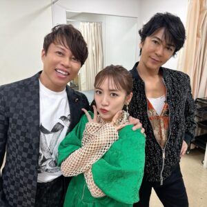 Minami Takahashi Instagram - あっという間に年の瀬ですね🥺
先日放送されたフジテレビ「堂本兄弟2023 クリスマスSP」✨皆さん見てくださったでしょうか？
年に一度こうして集まって過ごせる時間は本当に貴重で嬉しいです🥹✨

クリスマス当日オンエアだったのでツリー🎄を意識してグリーンのワンピース😂✨
勝手に高見沢さんは真っ赤なキラキラの衣装な気がしてたんですが、めちゃくちゃカッコいい黒のお衣装でした笑

ゲストのあのちゃんの「ちゅ、多様性。」を光一さんと踊らせていただいたんですが、踊りがキャッチーで楽しかったし、光一さんと音合わせの15分前に一緒に振り入れしてもらうというめちゃくちゃ貴重な経験をさせていただきました🥺
「俺振り覚えそんな早くないからー」って言ってたけどバキバキ覚えるの早くて流石すぎました笑
私はノースリーブスライブ直後だったので踊る感覚が残ってるタイミングで本当よかった！！
ご迷惑おかけせずすみました笑

楽しかったなーー
年一と言わず沢山皆さんと会ってお仕事したいなと思った1日でした🤗✨

写真は西川さんと真治さんと✨

#堂本兄弟
#堂本兄弟2023クリスマスSP
#フジテレビ

衣装👗
トップス
@marte_vintage 
ワンピース
@furfur_official 
イヤリング
@momo_jewellery
ブーツ
@dianashoespress