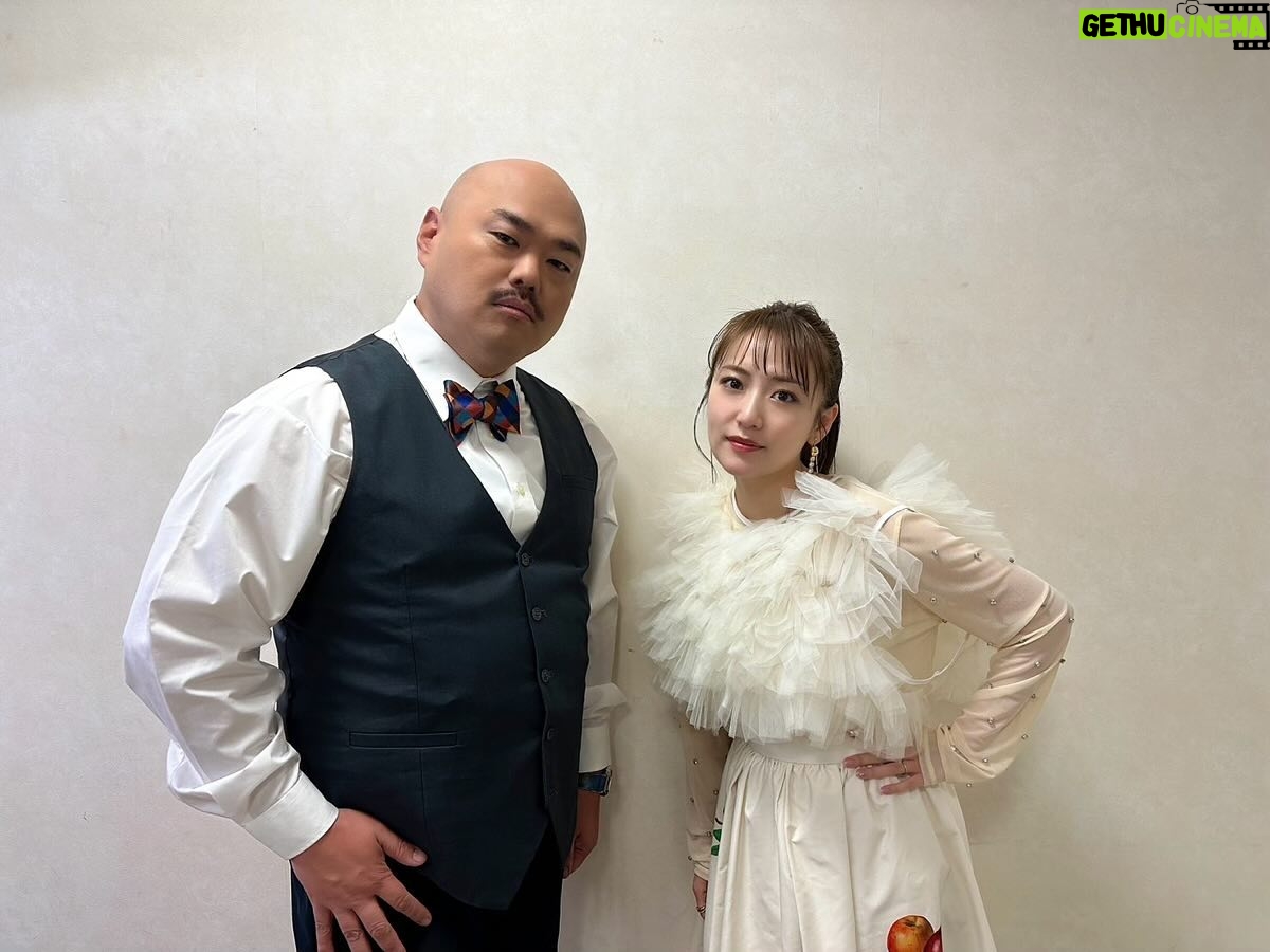 Minami Takahashi Instagram - NEXT IDOL GRANDPRIX 2024 去年に引き続きクロとMCを務めさせていただきました✨ 会場にお越しくださった皆さん、配信で見てくださっていた皆さんありがとうございました! 次世代アイドルの頂点を決めるコンテストということで、予選から約 2 ヶ月間を経て勝ち上がったファイナリスト16 組の中からグランプリを決定! どのアイドルちゃんも素晴らしくて、日本のアイドルの良さを再確認🥺✨! 思った結果が出ず悔し涙を流す子達もいて、心が苦しくなりましたが、この経験を次の輝きに繋げてほしいなと思いました🥹 #nextidolgrandprix2024 #NIG2024 衣装👗 トップス・スカート @amerivintage インナートップス @vannie__u イヤリング @amitiecredirdesign