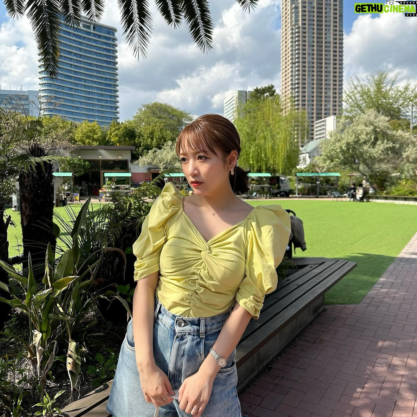 Minami Takahashi Instagram - 週末はだいぶ暑かったけど今日は雨ー🥹 気温差、気圧差凄い💦 写真は天気良かった日の☀️ #私服 1枚目 #tops @casa_fline #pants @maisonmargiela #sandal @yelloshoes_official #bag @jilsander #earring @lohmejewelry 4枚目 #tops @clane_official #pants @manof_official #bag @anteprima_japan #necklace #earring @lohmejewelry