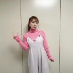 Minami Takahashi Instagram - NHK Eテレ「オハ!よ～いどん」出演させていただきました☺️ リモートで全国の子どもたちと開く朝の会☀️ 便利グッズ作りにマフィン作り！ ウェイトリフティングの記録に挑戦したり！ 子ども達のアクティブさと柔軟な考えにとても刺激を受けました🥺✨ とっても楽しかった！ NHK＋で見逃し配信もしているので、ぜひチェックしてくださいね✨ #オハよーいどん #nhkeテレ #tv 衣装👗 トップス @theefourtime_official ロンパース @lilliancarat_official イヤリング @lunachic_official_