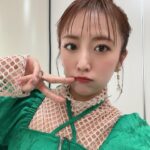 Minami Takahashi Instagram - あっという間に年の瀬ですね🥺 先日放送されたフジテレビ「堂本兄弟2023 クリスマスSP」✨皆さん見てくださったでしょうか？ 年に一度こうして集まって過ごせる時間は本当に貴重で嬉しいです🥹✨ クリスマス当日オンエアだったのでツリー🎄を意識してグリーンのワンピース😂✨ 勝手に高見沢さんは真っ赤なキラキラの衣装な気がしてたんですが、めちゃくちゃカッコいい黒のお衣装でした笑 ゲストのあのちゃんの「ちゅ、多様性。」を光一さんと踊らせていただいたんですが、踊りがキャッチーで楽しかったし、光一さんと音合わせの15分前に一緒に振り入れしてもらうというめちゃくちゃ貴重な経験をさせていただきました🥺 「俺振り覚えそんな早くないからー」って言ってたけどバキバキ覚えるの早くて流石すぎました笑 私はノースリーブスライブ直後だったので踊る感覚が残ってるタイミングで本当よかった！！ ご迷惑おかけせずすみました笑 楽しかったなーー 年一と言わず沢山皆さんと会ってお仕事したいなと思った1日でした🤗✨ 写真は西川さんと真治さんと✨ #堂本兄弟 #堂本兄弟2023クリスマスSP #フジテレビ 衣装👗 トップス @marte_vintage ワンピース @furfur_official イヤリング @momo_jewellery ブーツ @dianashoespress