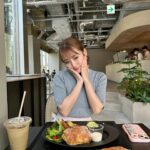 Minami Takahashi Instagram - 週末はだいぶ暑かったけど今日は雨ー🥹 気温差、気圧差凄い💦 写真は天気良かった日の☀️ #私服 1枚目 #tops @casa_fline #pants @maisonmargiela #sandal @yelloshoes_official #bag @jilsander #earring @lohmejewelry 4枚目 #tops @clane_official #pants @manof_official #bag @anteprima_japan #necklace #earring @lohmejewelry